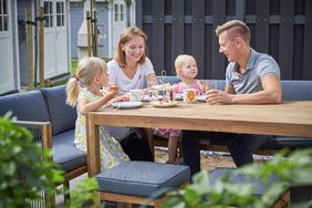 Familie am tisch